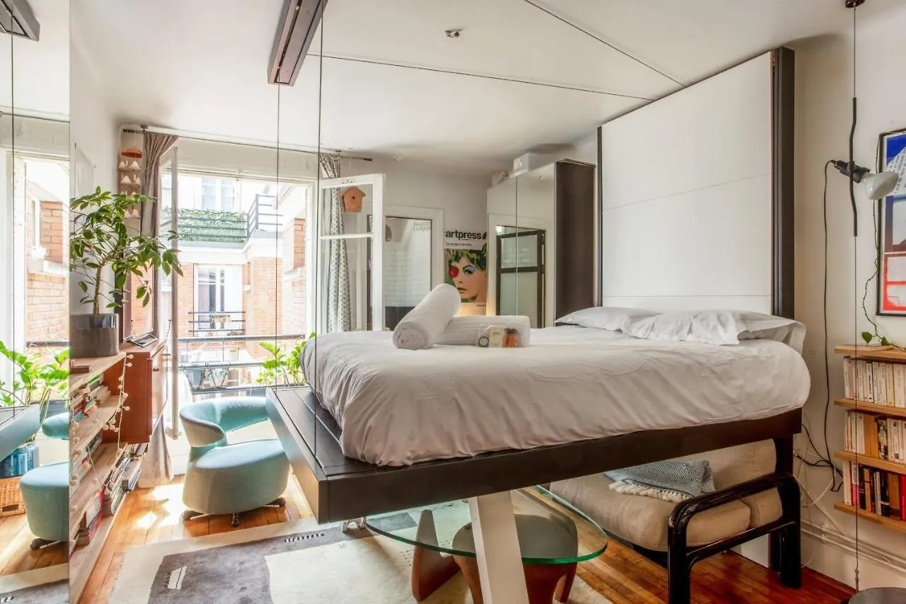 Superb Studio In The Moulin Rougemontmartre Neighborhood - Paris - Welkeys contacts